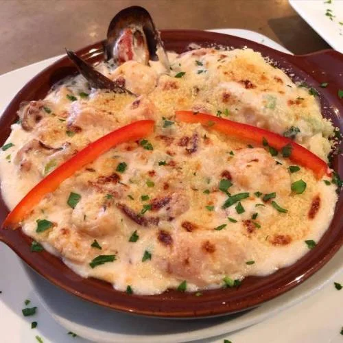 Camarones, calamares, pulpo gratinados con queso pecorino