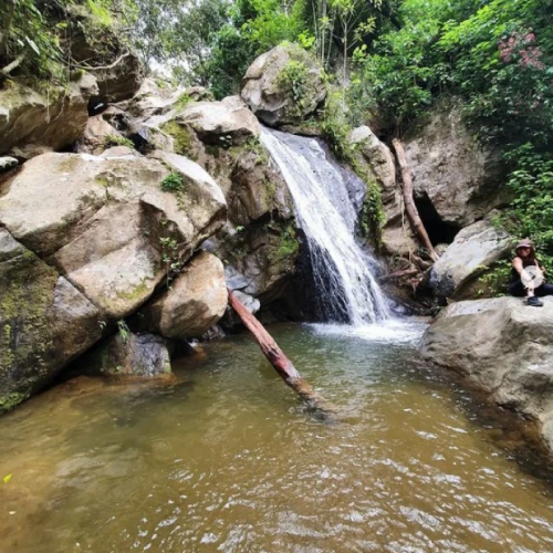 Contamos con una cascada trekking de montaña